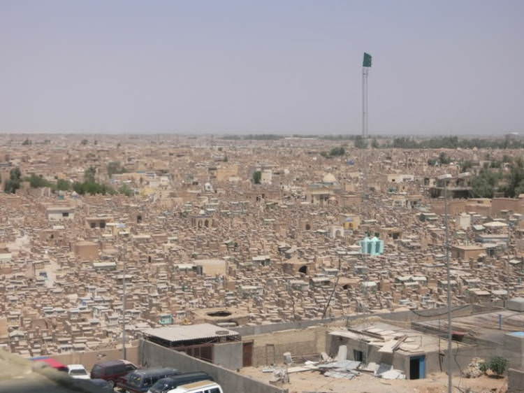 Самое большое кладбище в мире: Вади-ус-Салама (9)