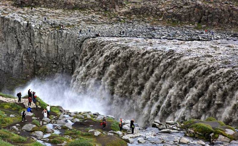 Бушующий водопад