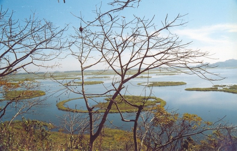 Озеро разбита. Озеро Поянху. Озеро Локтак. Озеро Локтак в Индии. Озеро Тескоко.